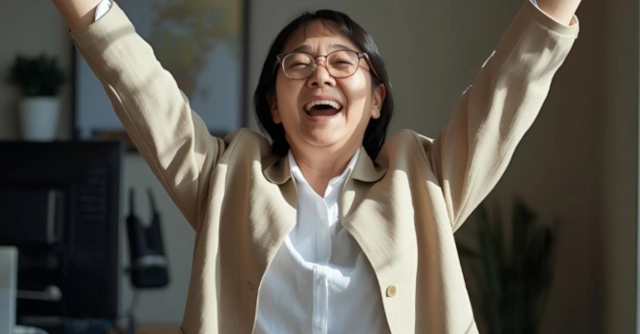 簿記3級の検定に合格して喜ぶj50代女性