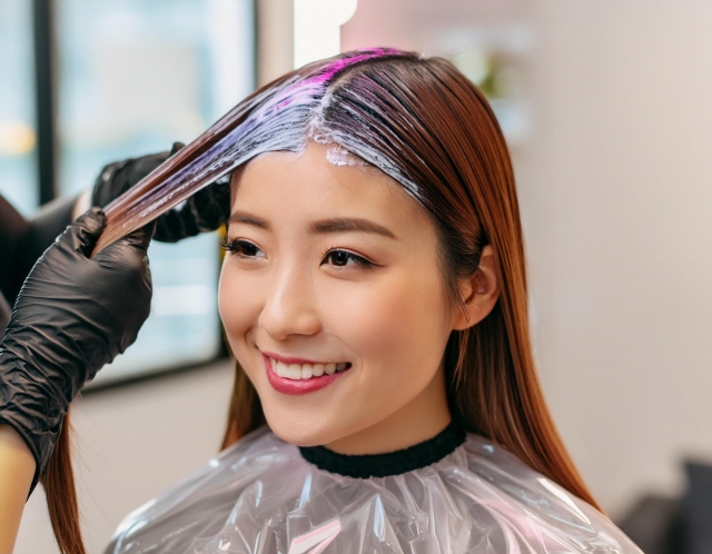 美容院でヘアマニキュアをする女性