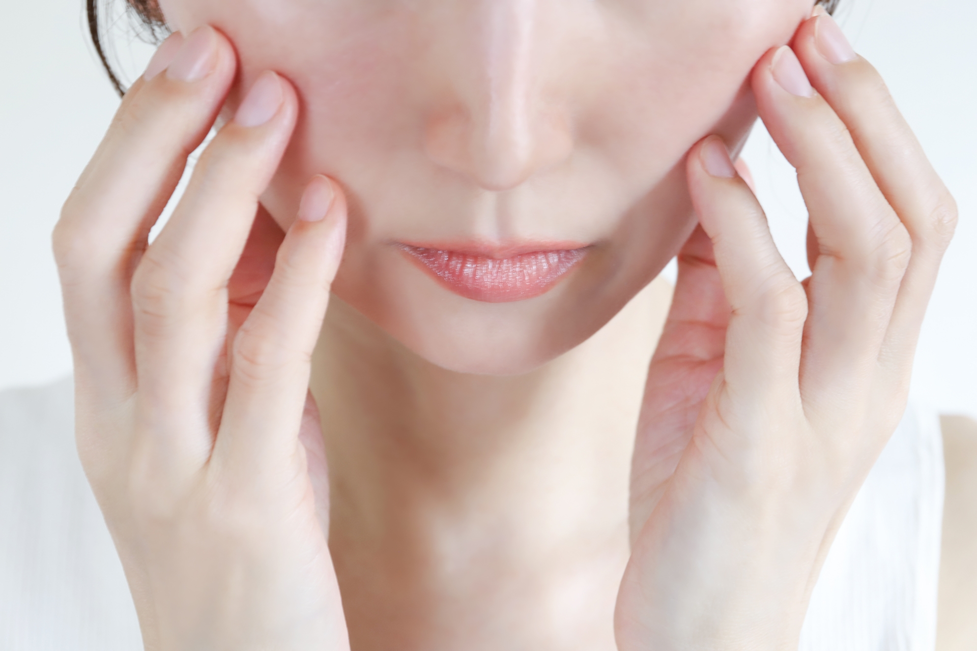 赤ら顔（酒さ）に悩む女性